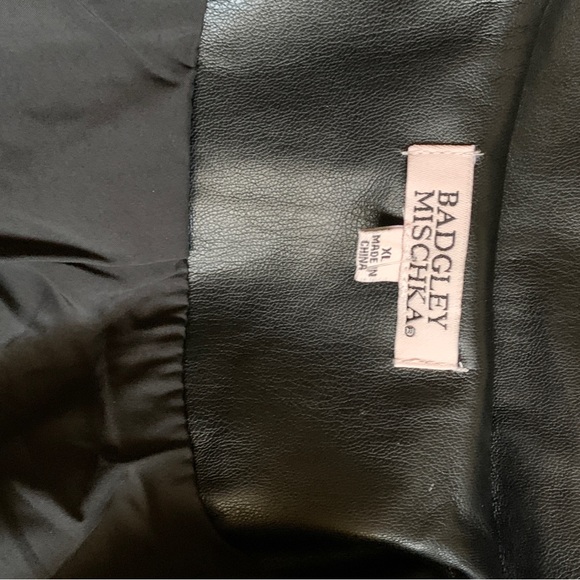 Leather blazer xl. Very soft. Xl excellent fit. Vegan leather. - Picture 4 of 9